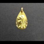 Medalla oro amarillo 18k forma ovalada de la Virgen Niña