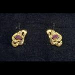 Pendientes oro amarillo 18k con piedra corinta y circonitas blancas; cierre omega