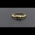 Anillo oro amarillo de 18k con forma de corazones unidos con una punta de brillantes nº 18