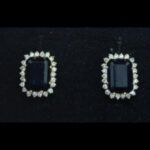 Pendientes oro amarillo de 18k con piedra azul rodeada de circonitas, cierre tipo omega