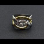 Anillo oro blanco y amarillo 18k nº 15 con forma etrecruzada decorada con puntas de brillantes