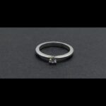 Anillo oro blanco de 18k tipo solitario con brillante de 0,12 qtes nº 12