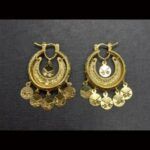 Argollas oro amarillo de 18k con moneditas y media luna