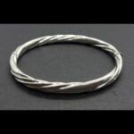 Pulsera ovalada forma torneada en oro blanco de 18 k