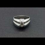 Anillo oro blanco de 18k tipo solitario con brillante de 0,7qtes, nº 19,5