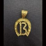 Colgante oro amarillo 18k con forma de herradura con el nº 13