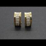 Pendientes oro amarillo 18k con forma alargada con circonitas, cierre tipo omega