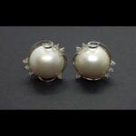 Pendientes oro blanco 18k con perlas blancas decoradas con brillantes total 0,72 qtes cierre tipo omega