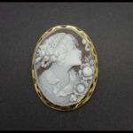 Colgante oro amarillo 18k forma ovalada con Camafeo