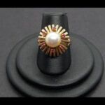 Anillo oro amarillo de 18k con perla blanca rodeada de piedrecitas corintas nº 15