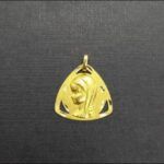 Medalla oro amarillo 18k forma triangular de la Virgen Niña