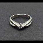 Anillo oro blanco de 18k tipo solitario con brillantes de 0,06 qtes, nº 12