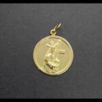 Medalla oro amarillo 18k con imagen de cristo con cruz