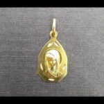 Medalla oro amarillo 18k de la virgen niña