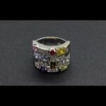 Anillo oro blanco de 18kt ancho con circonitas blancas y de colores, nº 18