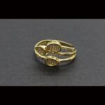 Anillo oro amarillo 18k con motivos de hojas con circonitas blancas