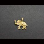 Colgante oro amarillo 18k con forma de elefante con circonitas blancas y roja