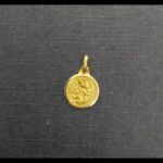 Medalla oro amarillo 18 pequeña con imagen de ángel con niño