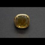 Anillo oro amarillo de 18k con piedra grande de color ámbar rodeada de circonitas y esmaltado de lepardo nº 15