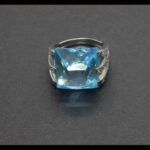 Anillo oro blanco 18k nº 17 con piedra central cuadrada celeste y circonitas blancas