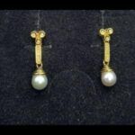 Pendientes oro amarillo 18k largos con puntas de brillantes y perlas blanca, cierre tipo catalán