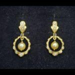Pendientes oro amarillo 18k semilargos con circonitas y perla blanca, cierre tipo catalán