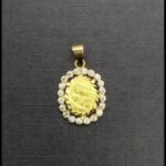 Medalla oro amarillo 18k imagen Madre e hijo con circonitas blancas