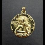 Medalla oro amarillo 18k con imagen de angel pensando