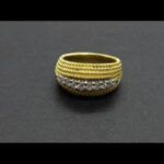 Anillo oro amarillo 18k con forma torneada, con brillantes, total 0,4qtes, nº 15,5