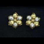 Pendientes oro amarillo y blanco 18k forma flor, cierre omega