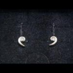 Pendientes oro blanco 18k con brillante de 0,06 qt, cierre forma mariposa