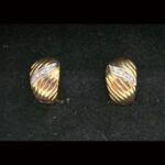 Pendientes oro amarillo 18k con forma de rayón y puntas de brillantes, cierre tipo omega