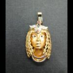 Colgante oro bicolor 18k reina Cleopatra con 1 zafiro y 2 rubís