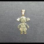 Colgante oro amarillo 18k con forma de niña