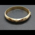 Pulsera oro amarillo 18k forma caña con dibujos labrados