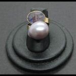 Anillo oro amarillo 18k nº 12 forma semiabierto con piedra lila y perla nacarada