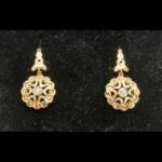 Pendientes semilargos oro amarillo 18k con circonita blanca, cierre catalán