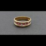 Anillo oro amarillo 18k con 8 brillantes de 0,01qte, total 0,08qtes y piedras corintas nº 15,5