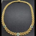 Gargantilla oro amarillo 18k decorada con rosetas de circonitas blancas y verde en el centro 43,5 cm