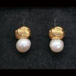 Pendientes oro amarillo 18k con textura rugosa terminados en perla natural blanca cierre tipo mariposa