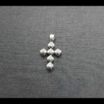 Cruz oro blanco 18k con puntas de brillantes