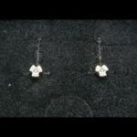 Pendientes cortos oro blanco 18k con punta de brillante ,cierre forma mariposa