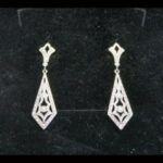 Pendientes largos oro blanco 18k con circonitas blancas, cierre forma mariposa