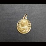 Medalla oro amarillo 18k del Escapulario con dibujo labrado