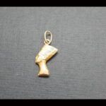Colgante oro amarillo 18k del busto Nefertiti egipcio