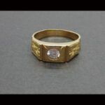 Anillo oro amarillo 18k tipo solitario con circonita y dibujo de flor a los lados nº 30