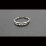 Anillo oro blanco 18k con 8 brillantes de 0,03 qtes total 0,24 qtes engastados en forma de carril nº 12