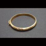 Pulsera forma caña pequeña oro amarillo 18k con dibujos labrados (5 cm de diámetro)
