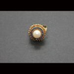 Anillo oro amarillo 18k nº 13 forma roseta con perla blanca central y piedras azules