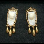 Pendientes oro amarillo 18k con hueso de corvina cierre Omega y 3 lágrimas colgando en oro